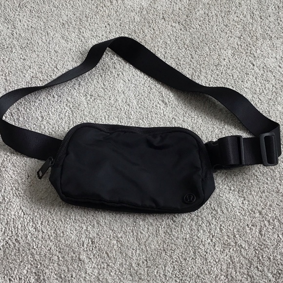 lululemon athletica Black Everywhere Belt Bag - Picture 1 of 5